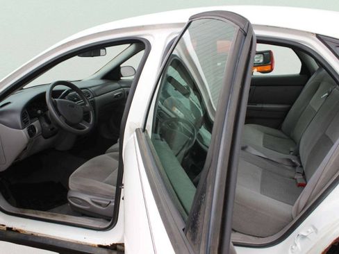Used 2007 Ford Taurus SE FWD image 8