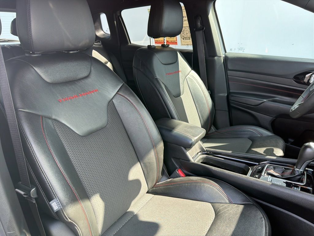 Used 2025 Jeep Compass Trailhawk AWD/4WD image 5