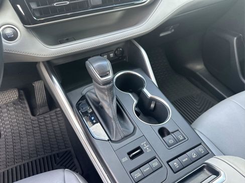 Used 2021 Toyota Highlander XLE image 15