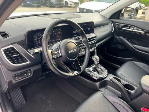 Certified 2025 Kia Seltos EX w/ EX Sunroof Package AWD/4WD image 6