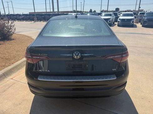 Used 2023 Volkswagen Jetta SE w/ Panoramic Sunroof Package FWD image 4