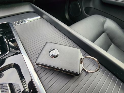 Used 2025 Volvo XC60 B5 Core image 34