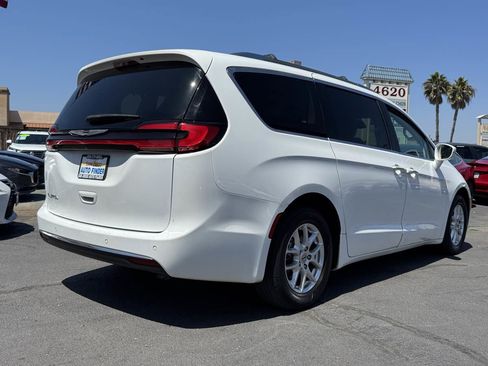 Used 2021 Chrysler Pacifica Touring-L FWD image 13