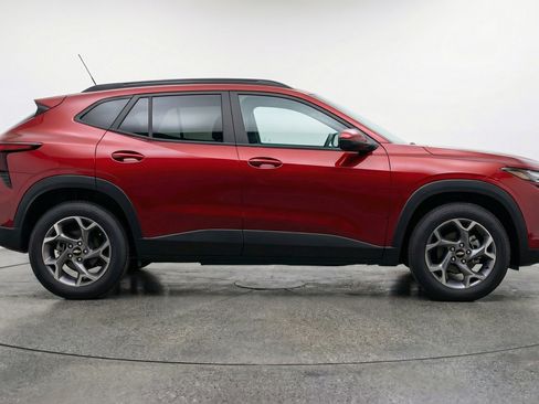 Used 2025 Chevrolet Trax LT image 11