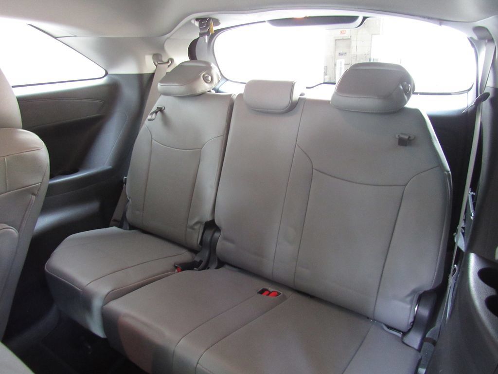 Certified 2025 Toyota Sienna XLE FWD image 18