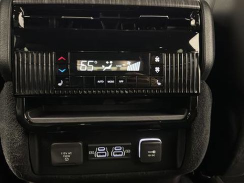 Used 2024 Jeep Wagoneer Series II w/ Convenience Group I AWD/4WD image 9