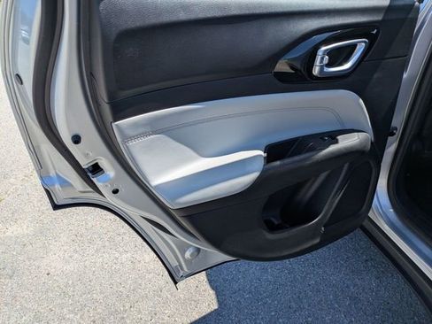 Used 2025 Jeep Compass Limited image 21