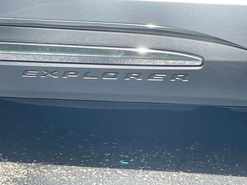 Used 2022 Ford Explorer XLT image 10