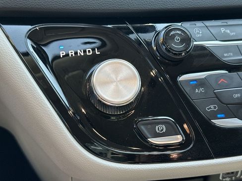 Certified 2024 Chrysler Pacifica Touring-L FWD image 27