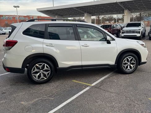 Used 2021 Subaru Forester Premium image 8