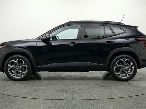 Used 2025 Chevrolet Trax LT FWD image 5