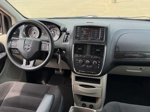 Used 2019 Dodge Grand Caravan SE w/ UConnect Hands-Free Group FWD image 32