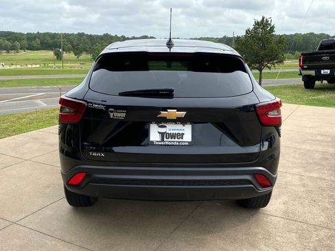 Used 2024 Chevrolet Trax LS w/ LS Convenience Package image 5