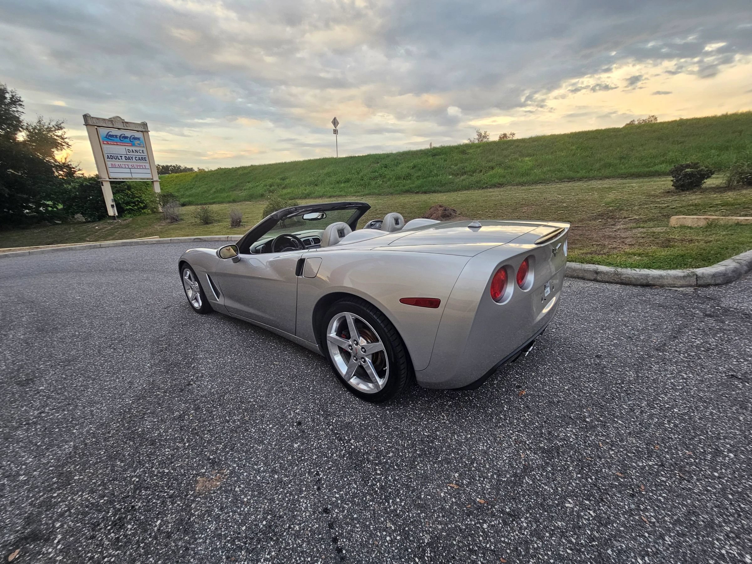 Used 2005 Chevrolet Corvette Convertible w/ Preferred Equipment Group RWD image 16