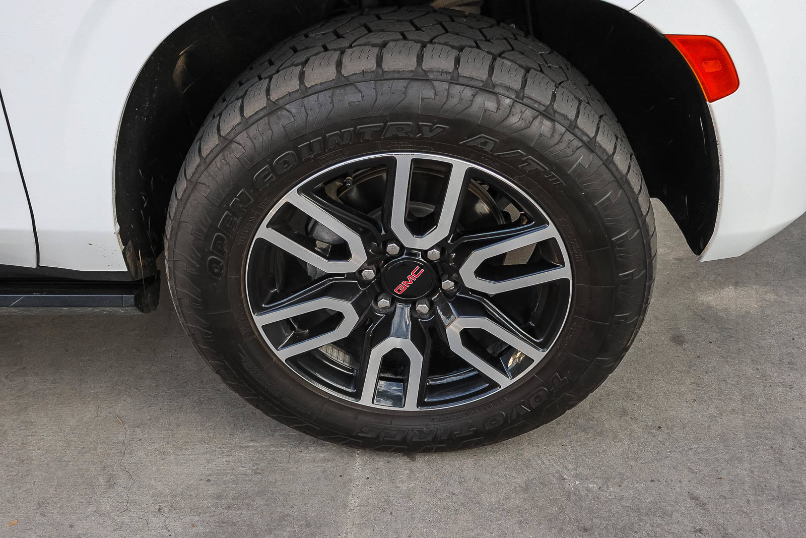 Used 2024 GMC Yukon AT4 w/ AT4 Premium Plus Package AWD/4WD image 15