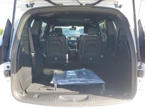 Used 2025 Chrysler Pacifica Select FWD image 7
