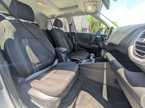 Used 2025 Hyundai Venue SEL FWD image 28