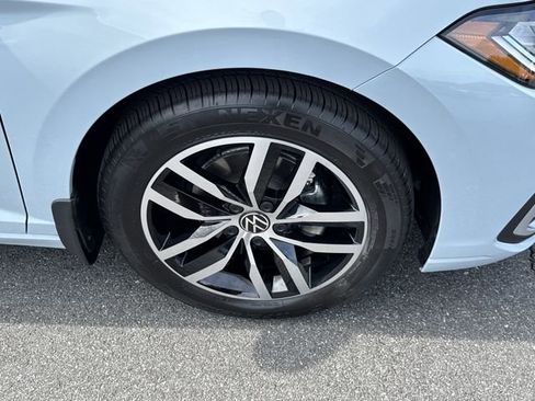 Used 2025 Volkswagen Jetta SE FWD image 12