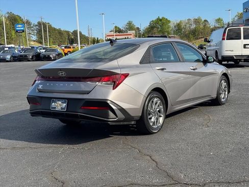 Used 2024 Hyundai Elantra SEL FWD image 3