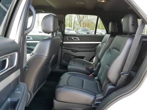 Used 2017 Ford Explorer XLT w/ Equipment Group 202A AWD/4WD image 35
