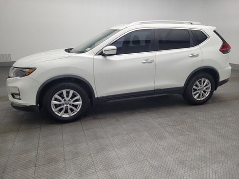Used 2017 Nissan Rogue SV image 2