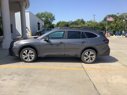 Used 2022 Subaru Outback Limited AWD/4WD image 2
