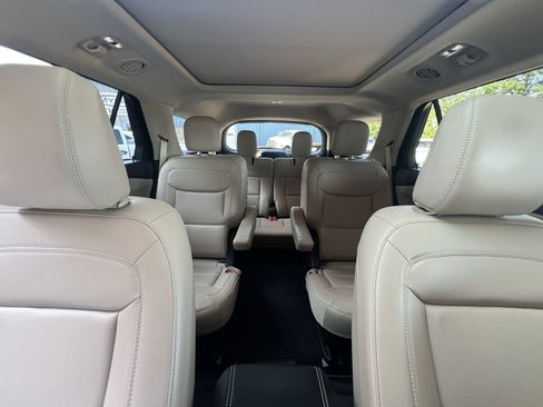 Used 2022 Ford Explorer XLT w/ Equipment Group 202A image 13