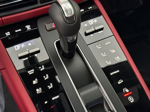 New 2026 Porsche Macan image 25