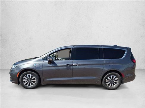 Used 2022 Chrysler Pacifica Touring-L w/ Uconnect Theater Family Group FWD image 8