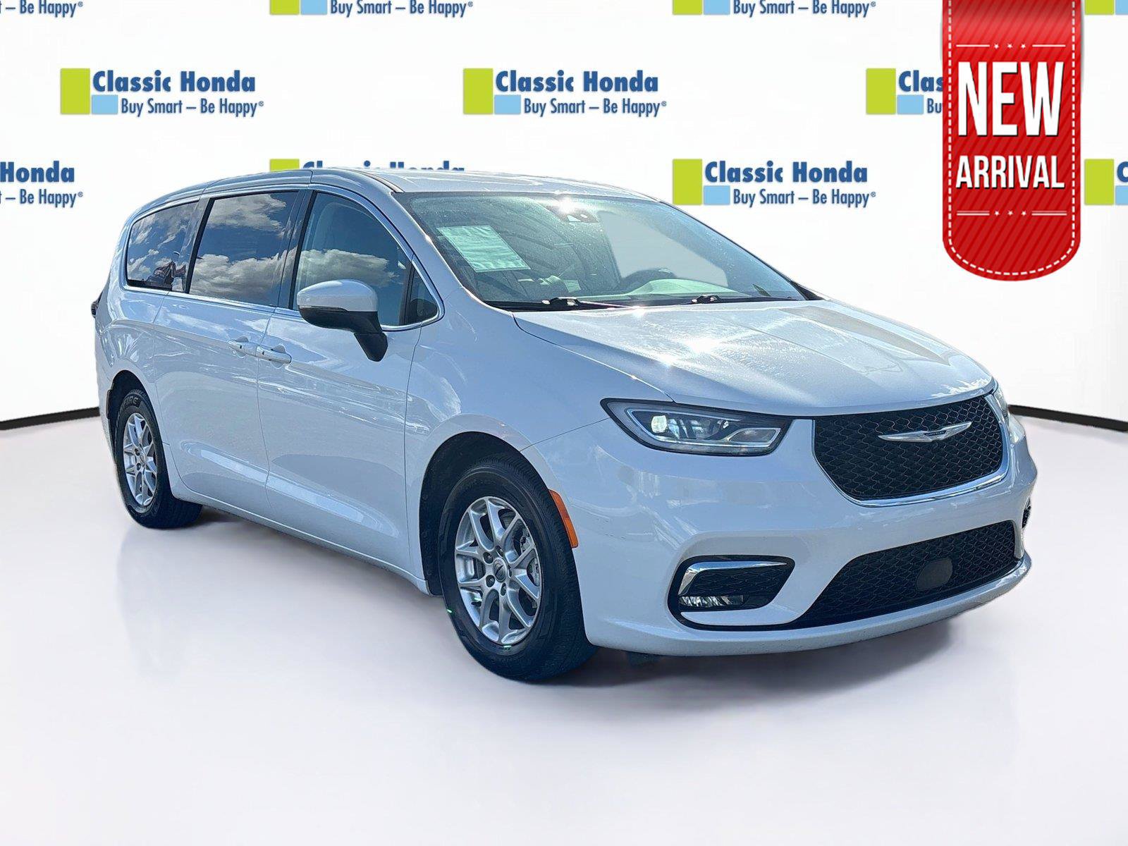 Used 2023 Chrysler Pacifica Touring-L FWD image 1