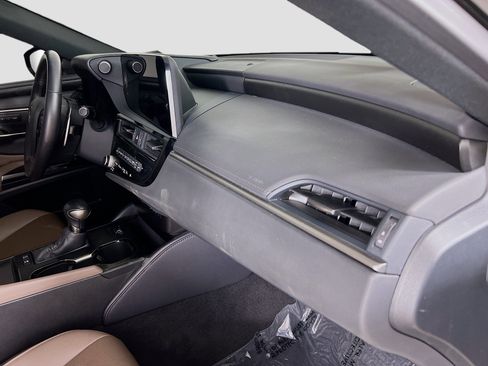 Used 2024 Lexus ES 300h w/ Premium Package image 29