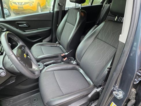 Used 2022 Chevrolet Trax LT w/ LT Convenience Package AWD/4WD image 8