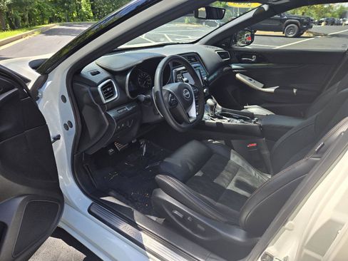 Used 2023 Nissan Maxima SR w/ Sport Mat Group FWD image 11