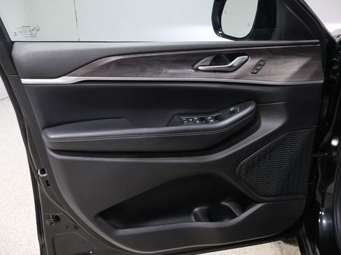 Used 2023 Jeep Grand Cherokee Limited image 13