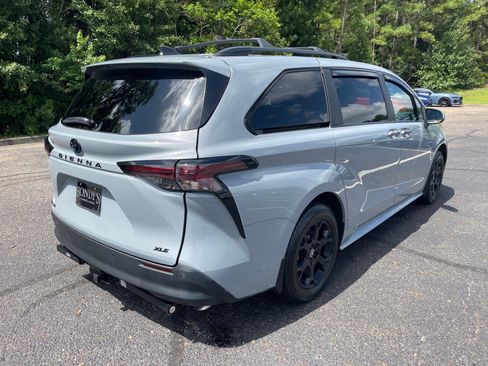 Used 2025 Toyota Sienna XLE Woodland Edition AWD/4WD image 17