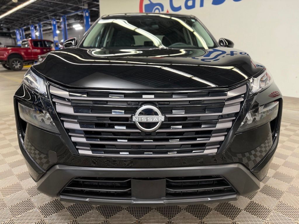 Used 2026 Nissan Rogue SV FWD image 2