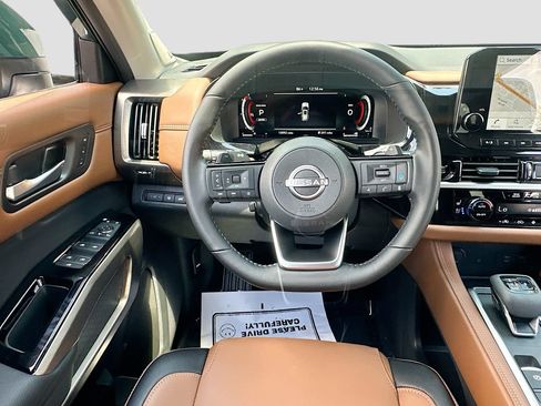 Used 2025 Nissan Pathfinder Platinum w/ Black Appearance Package AWD/4WD image 24