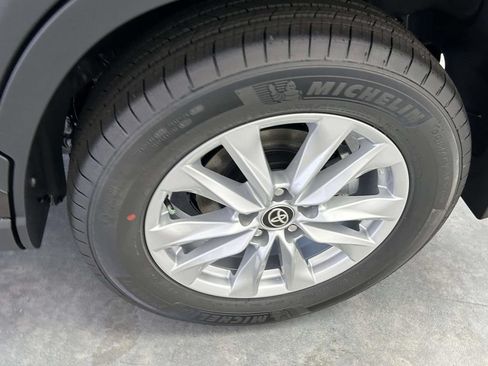 Used 2026 Toyota Corolla Cross LE w/ Moonroof Package FWD image 9