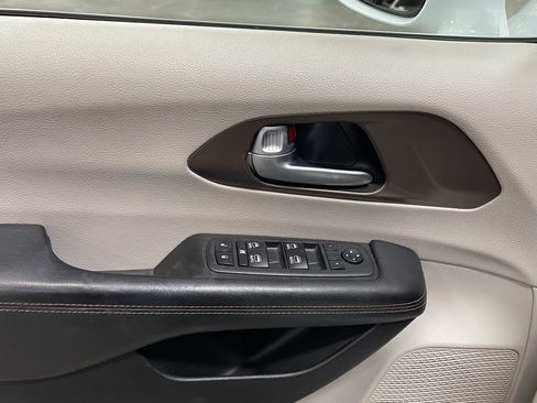 Used 2018 Chrysler Pacifica Touring-L Plus w/ Advanced Safetytec Group FWD image 16
