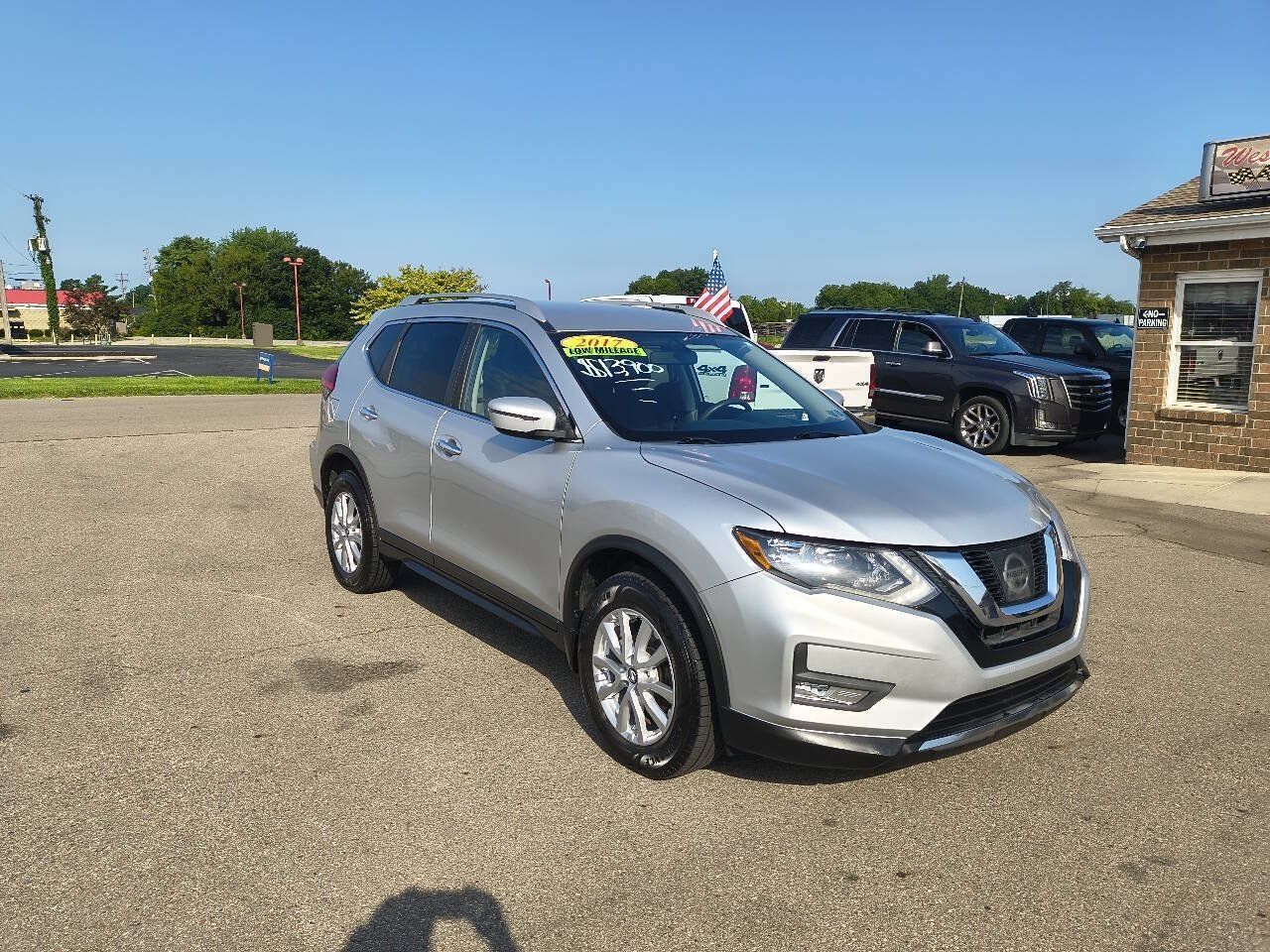 Used 2017 Nissan Rogue SV AWD/4WD image 3