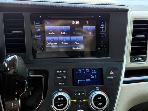 Used 2017 Toyota Sienna XLE FWD image 32