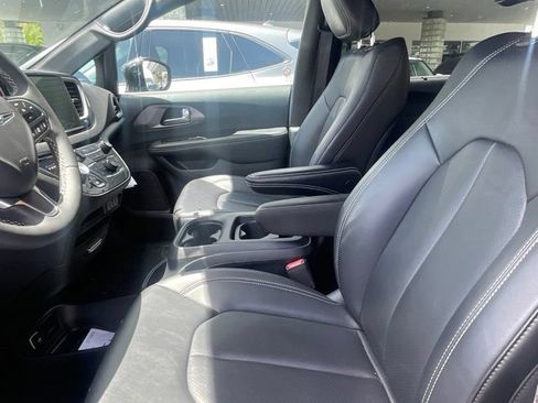Used 2025 Chrysler Pacifica Select FWD image 6