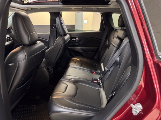 Used 2019 Jeep Cherokee Latitude Plus w/ Comfort/Convenience Group FWD image 18