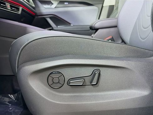 New 2026 Volkswagen Tiguan SE FWD image 21