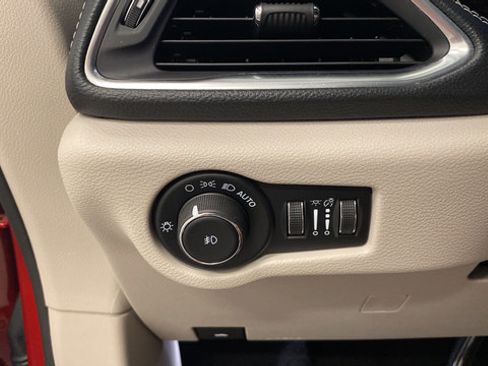 Used 2024 Chrysler Pacifica Limited FWD image 25