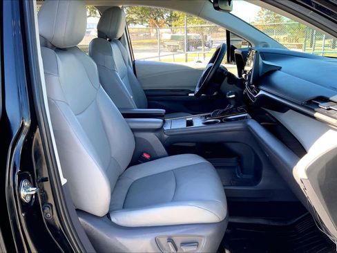 Used 2021 Toyota Sienna XLE image 8