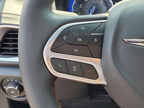 Used 2025 Chrysler Pacifica Pinnacle FWD image 13
