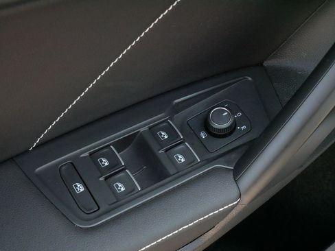 Certified 2024 Volkswagen Tiguan SE w/ Panoramic Sunroof Package AWD/4WD image 19