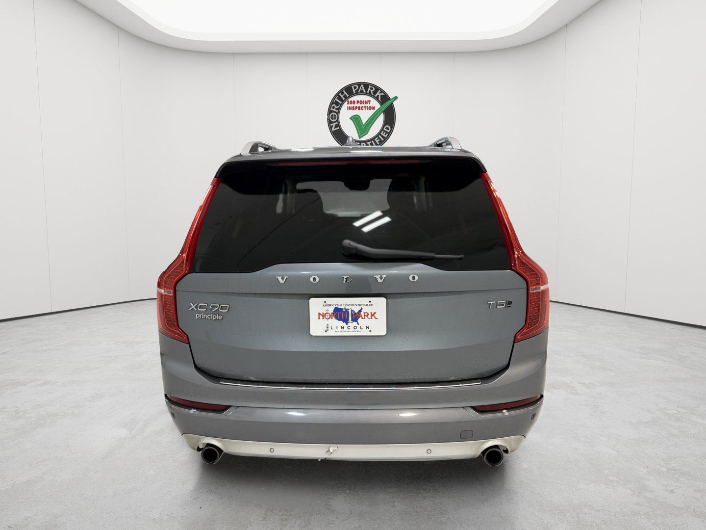 Used 2018 Volvo XC90 T5 Momentum w/ Convenience Package AWD/4WD image 4