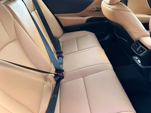 Used 2025 Lexus ES 300h w/ Premium Package image 30